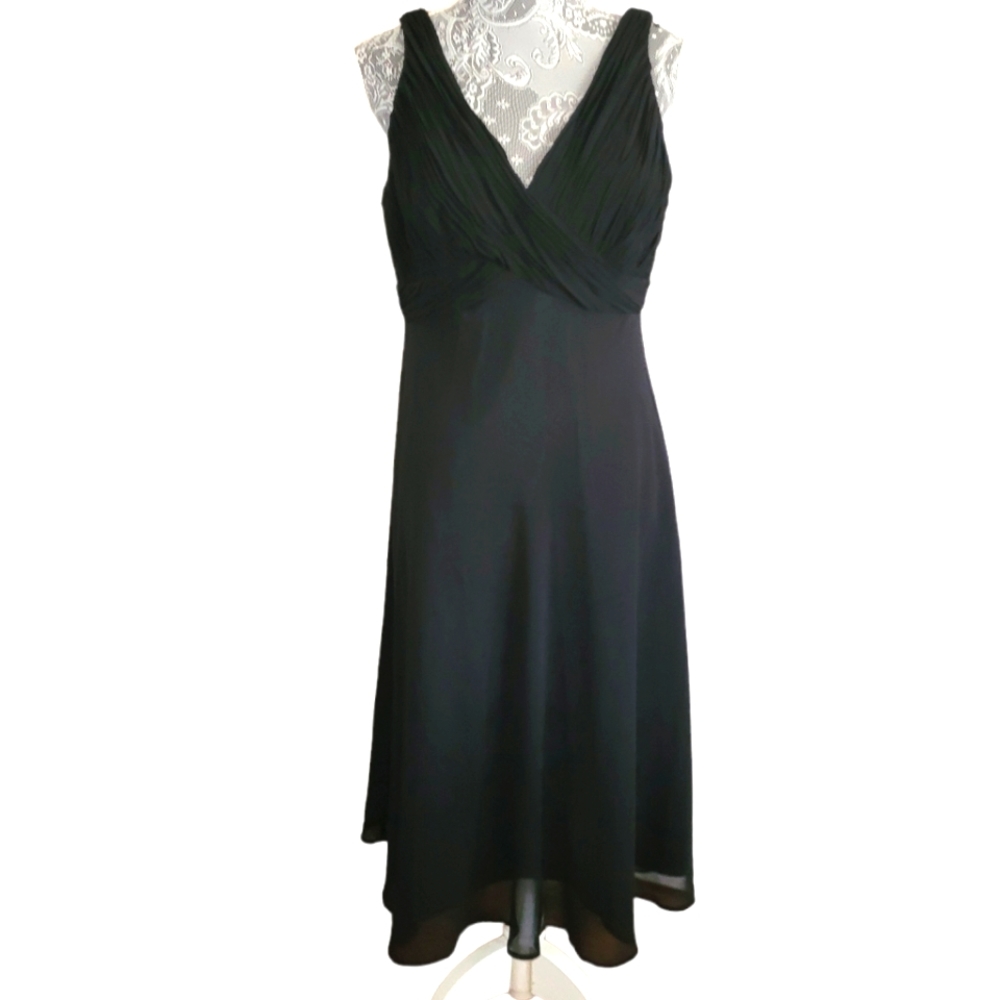Jones Wear sleeveless cocktail dress.